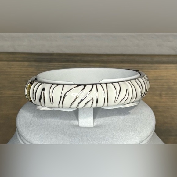 Express gold toned and white enameled clamp bracelet L57 - Picture 1 of 2